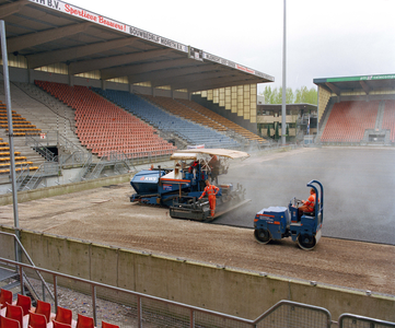840300 Afbeelding van de werkzaamheden in Stadion Nieuw Galgenwaard (Herculesplein) te Utrecht, ter voorbereiding van ...
